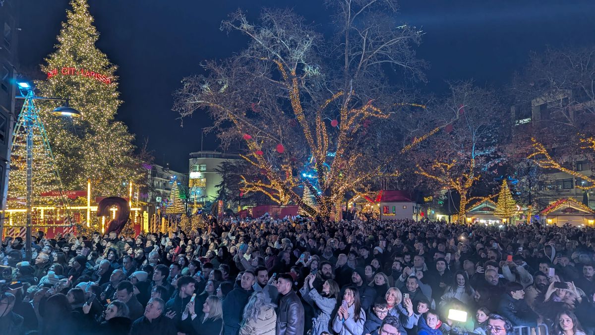 Εντυπωσιακή η υποδοχή του νέου έτους στην κεντρική πλατεία της Λάρισας