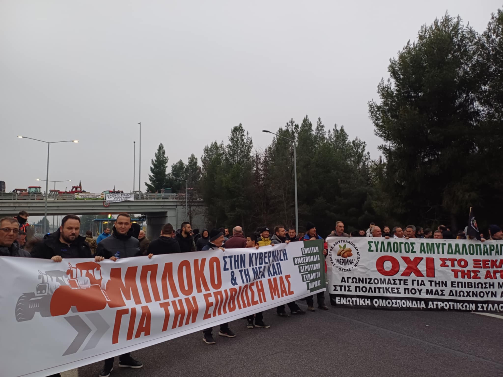 Συμβολικός αποκλεισμός της ΠΑΘΕ στη Γυρτώνη από αγρότες που σκληραίνουν τη στάση τους