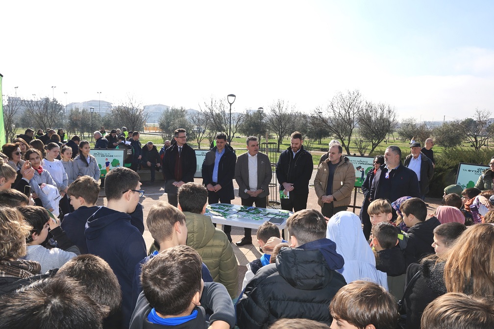 225 δένδρα φυτεύθηκαν την Παρασκευή το πρωί, από μαθητές στο Πάρκο των Χρωμάτων (Χατζηχαλάρ)