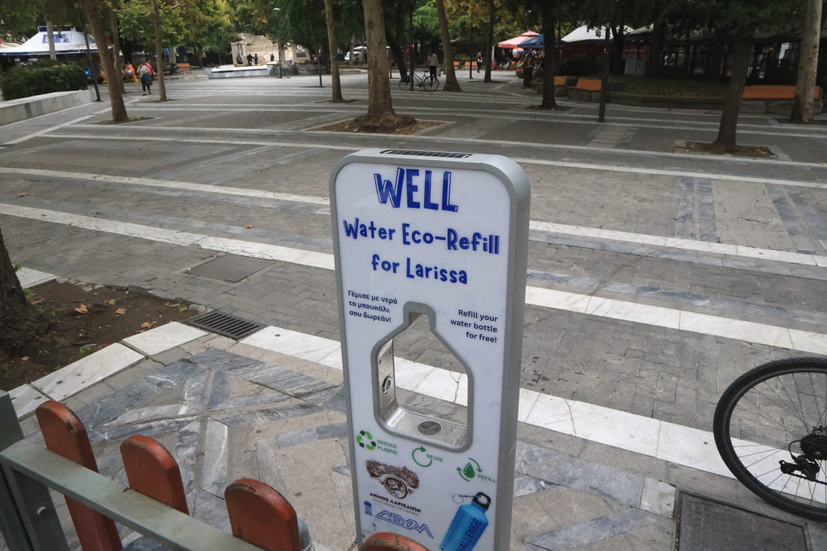 Στη διάθεση των πολιτών επαναχρησιμοποιούμενες φιάλες νερού - Ενημερωτική δράση της ΔΕΥΑΛ για τους «έξυπνους» σταθμούς ύδρευσης του προγράμματος WELL