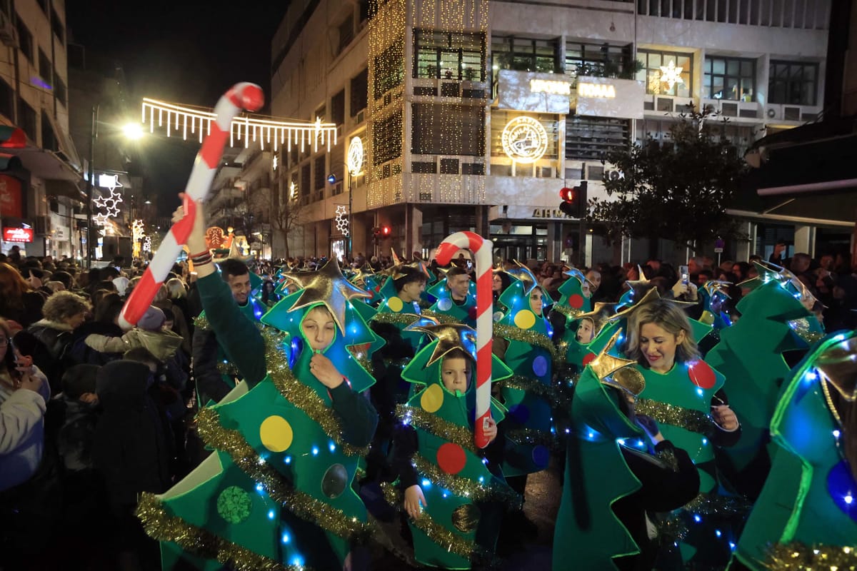 Χριστούγεννα-Πρωτοχρονιά στη Λάρισα: Η Εορταστική Παρέλαση έρχεται ξανά να ζωντανέψει την πόλη