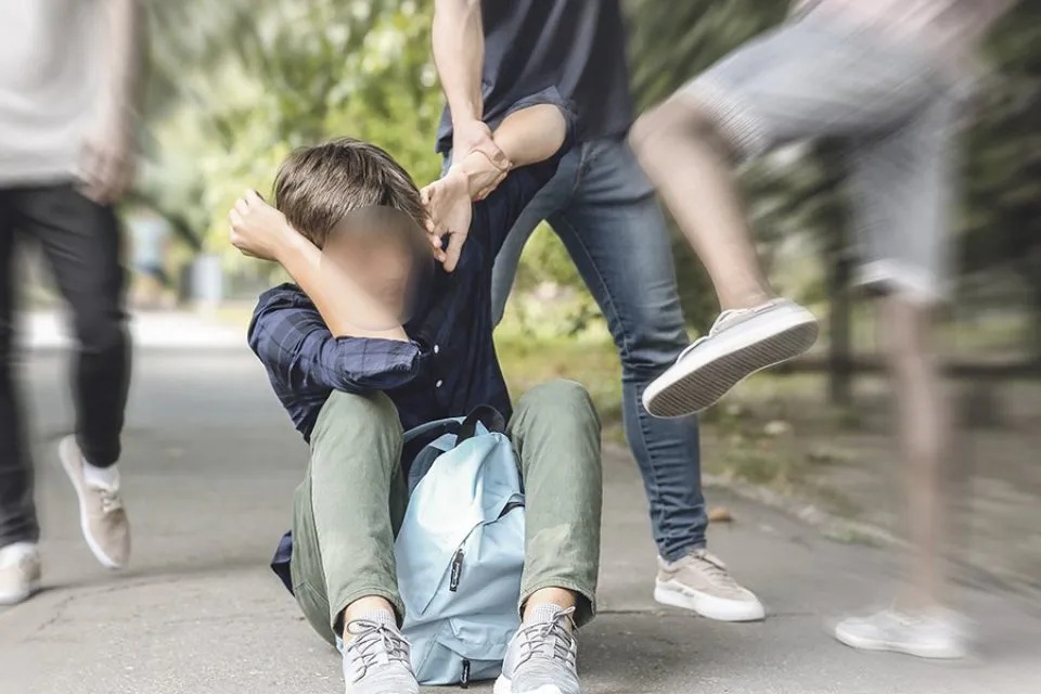 Λάρισα : 'Εδερναν και βιντεοσκοπούσαν ανήλικο