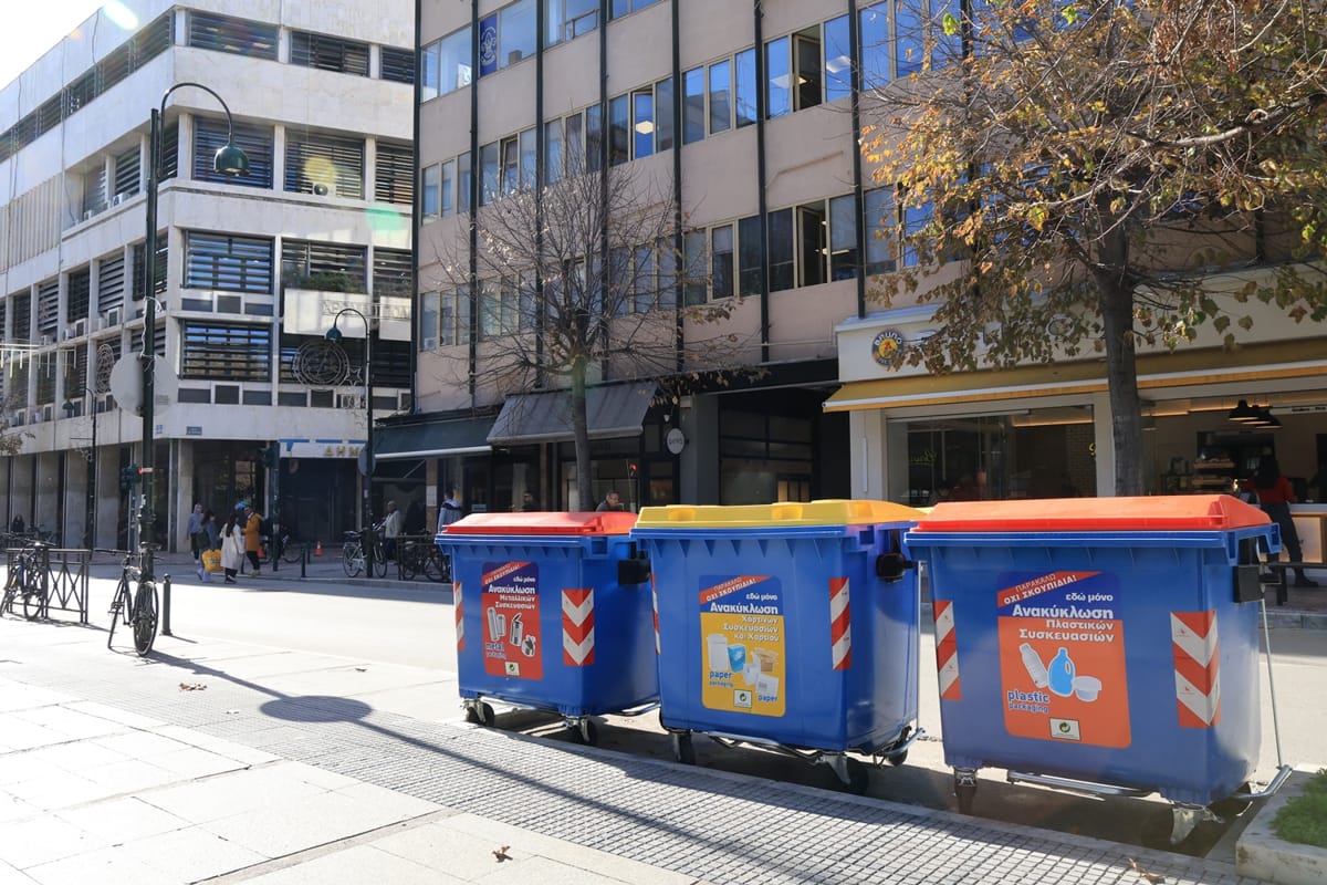 Δήμος Λαρισαίων: «Πυκνώνει» το δίκτυο ανακύκλωσης - Χρωματιστοί κάδοι σε 80 και πλέον κοινόχρηστους χώρους στη Λάρισα