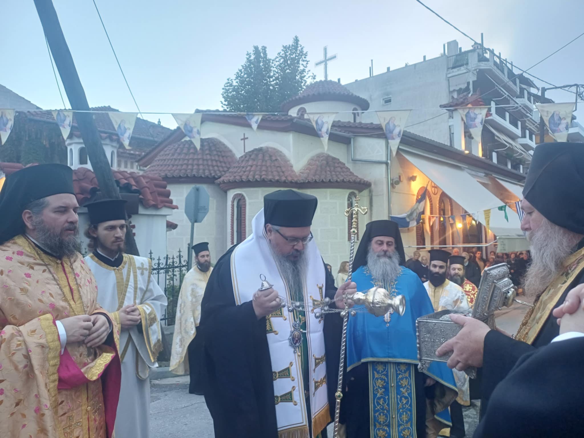 Πλήθος πιστών στη Λάρισα υποδέχτηκε τμήμα του Ιερού λειψάνου του Αγίου Στυλιανού