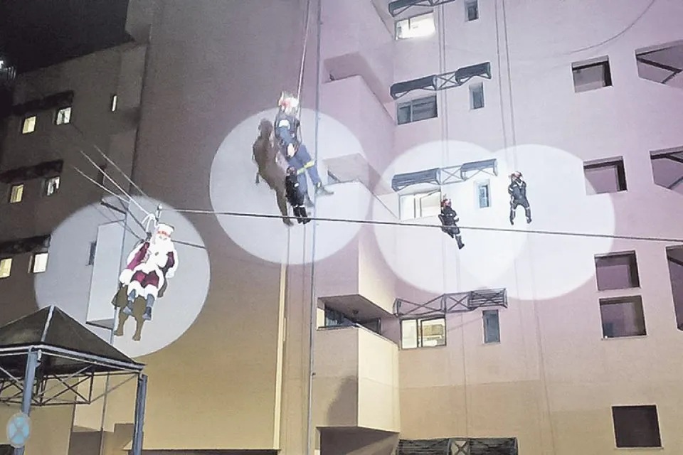 Ο Άγιος Βασίλης μοίρασε δώρα σε παιδιά στο ΠΓΝΛ