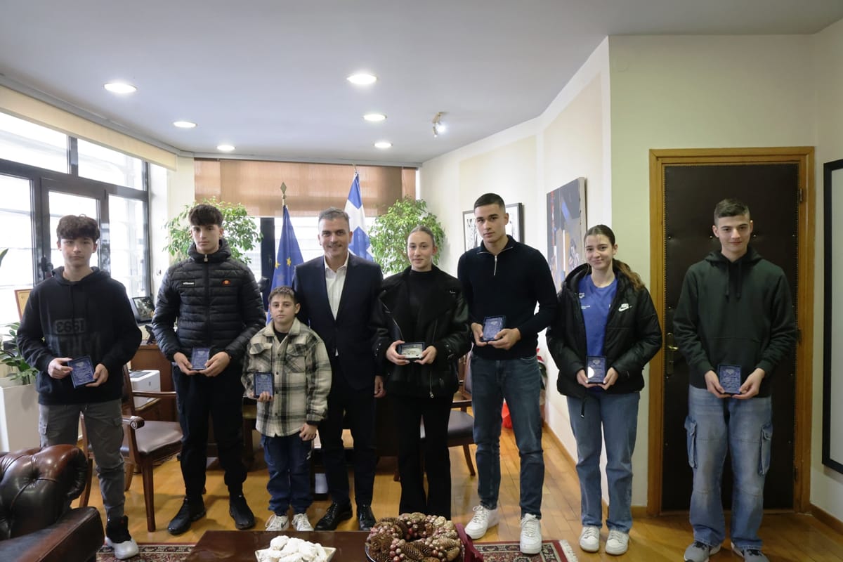 Βράβευσε παιδιά για τις διακρίσεις τους σε Επιστήμες, Τέχνες και Αθλήματα ο Δήμαρχος Λαρισαίων