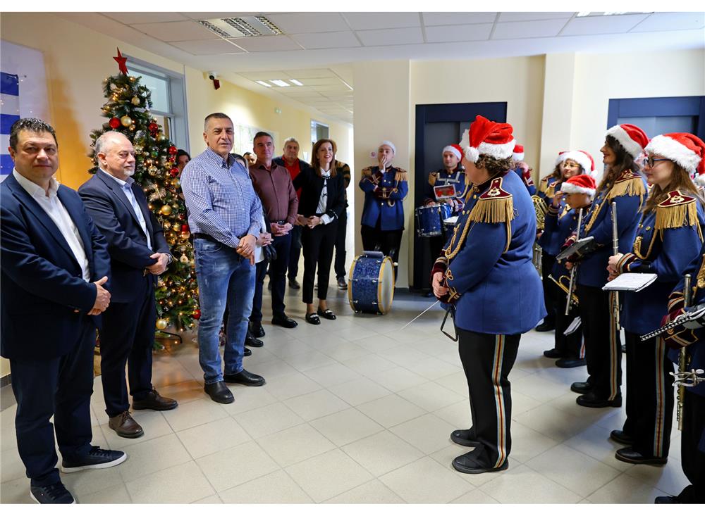 Χριστουγεννιάτικα κάλαντα και ευχές στο γραφείο του Περιφερειάρχη Θεσσαλίας Δημ. Κουρέτα