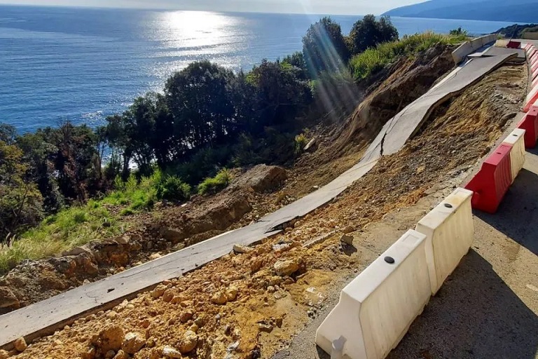 Σε «ανωτέρα βία» αποδίδει την κατάρρευση του δρόμου στον Ρακοπόταμο η εταιρεία