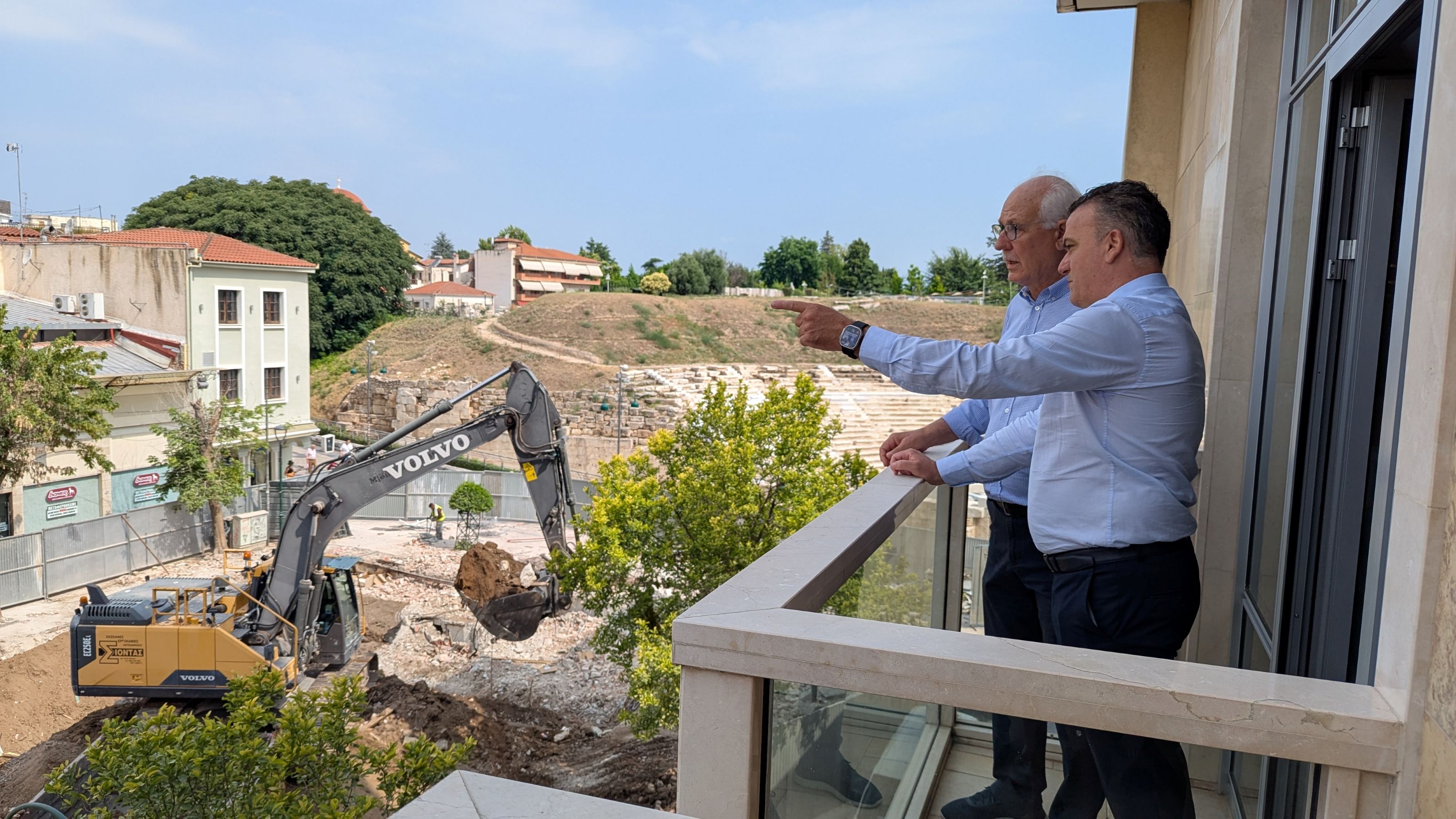 Θ.Μαμάκος: «Χρέος προς τις γενιές που ακολουθούν η ανάδειξη του Α΄Αρχαίου Θεάτρου» - Μαζί στις κατεδαφίσεις κτισμάτων στο ΚΧ 867Γ τέως και νυν Δήμαρχοι Λαρισαίων