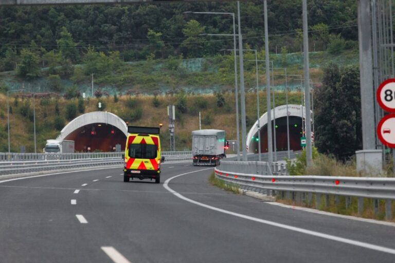 Τροχαίο με τέσσερις ελαφρά τραυματίες στη σήραγγα των Τεμπών