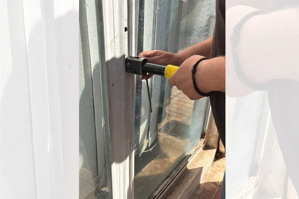 Κλείδωσε πελάτισσα μέσα στο κατάστημά του στα Φάρσαλα και εξαφανίστηκε!