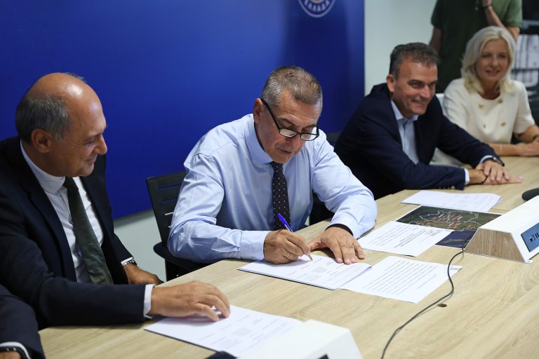 Ξεκινά η κατασκευή της Μονάδας Επεξεργασίας Απορριμμάτων στο ν. Λάρισας – Υπογραφές για το έργο ύψους 100 εκ. ευρώ