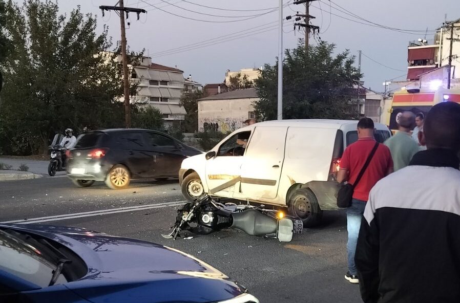 Τροχαίο στην οδό Βόλου - Τραυματίστηκε οδηγός μηχανής