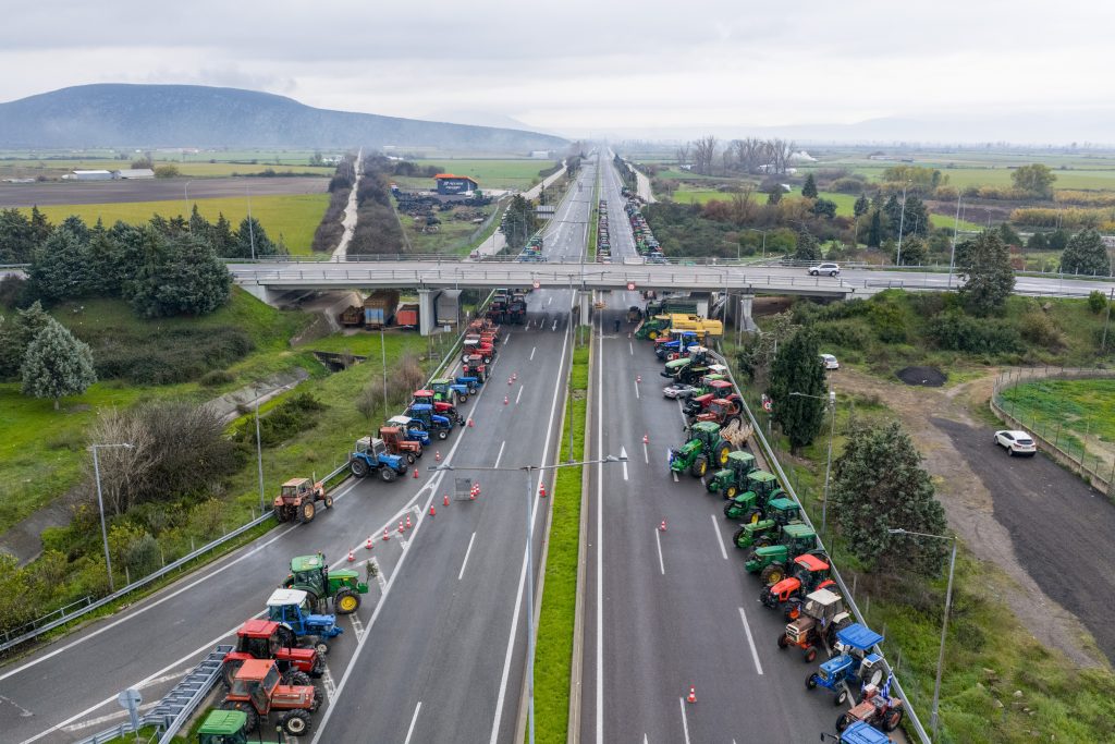 Αποχωρούν από το μπλόκο Νίκαιας οι αγρότες – Σχεδιάζουν νέες κινητοποιήσεις