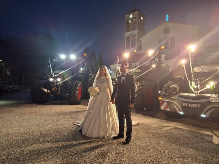 Γαμπρός πήρε το Fendt και πήγε στην εκκλησία – Η εντυπωσιακή πομπή στη Βαμβακού Φαρσάλων