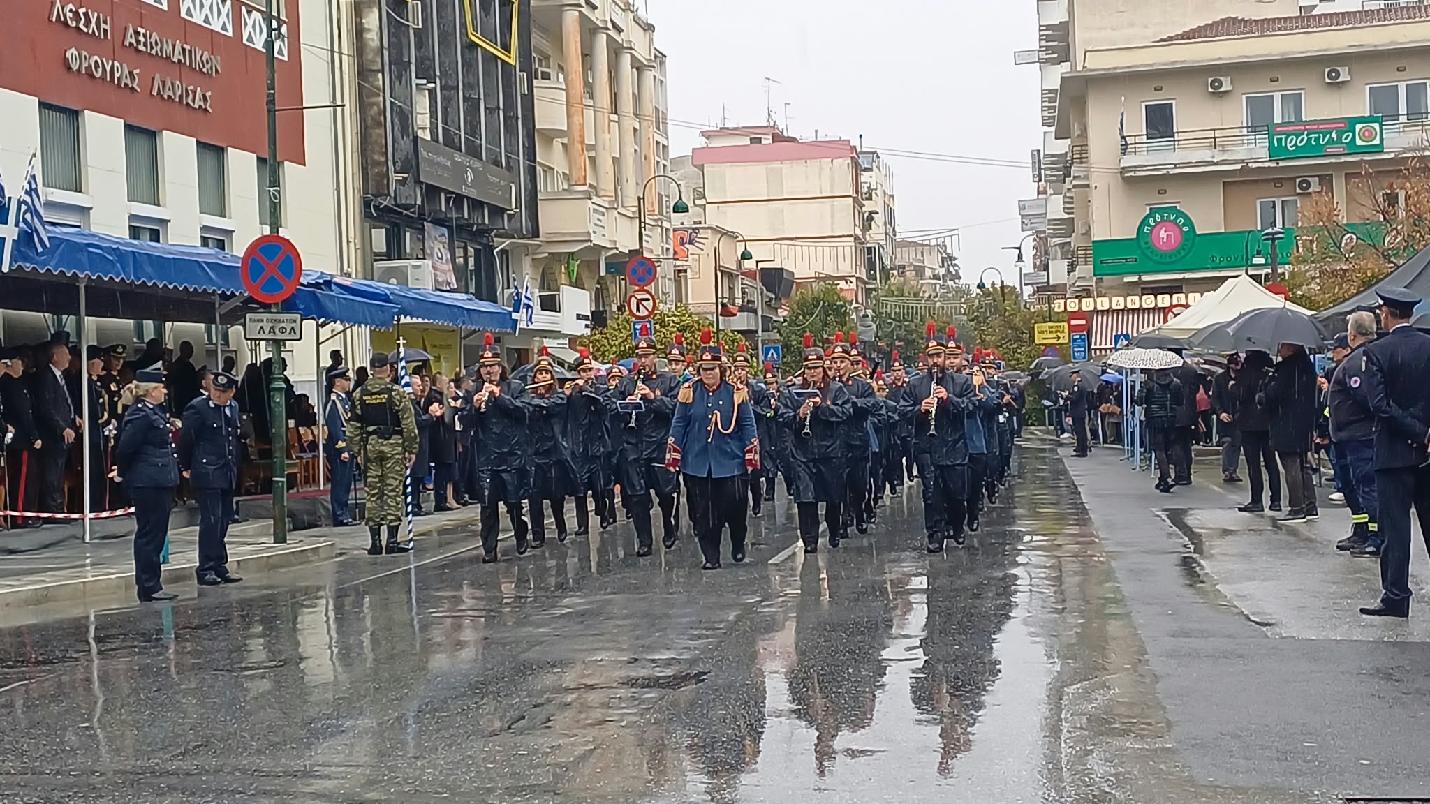 Με ομπρέλες και βροχή, αλλά με υπερηφάνεια η παρέλαση στη Λάρισα για την 28η Οκτωβρίου