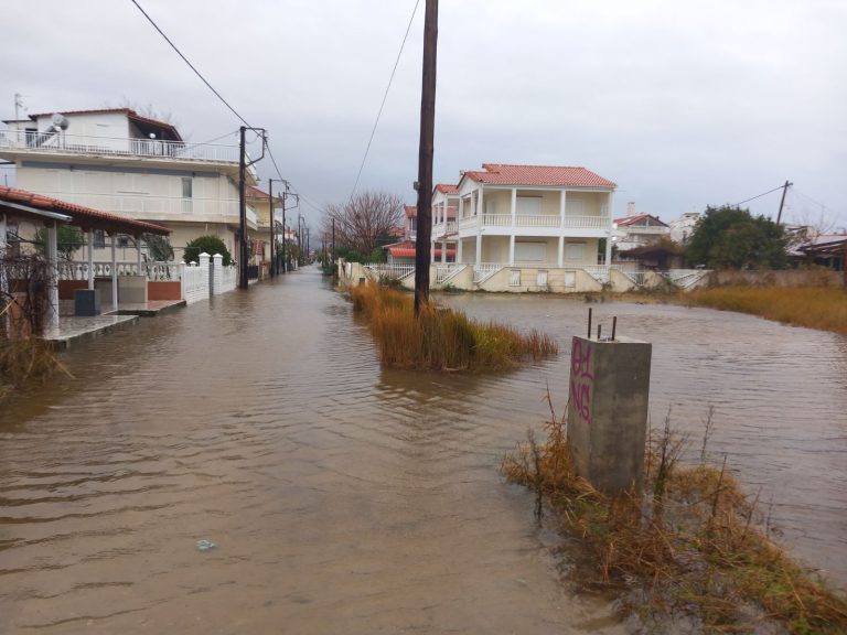 Πλημμύρισαν ξανά μετά 2 μήνες τα παράλια του δήμου Τεμπών