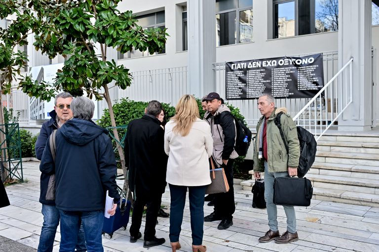 Τέμπη: Ένταση στη δίκη για τα «χαμένα» βίντεο της εμπορικής αμαξοστοιχίας μετά από σχόλιο συνηγόρου της INTERSTAR για θέατρο συγγενών