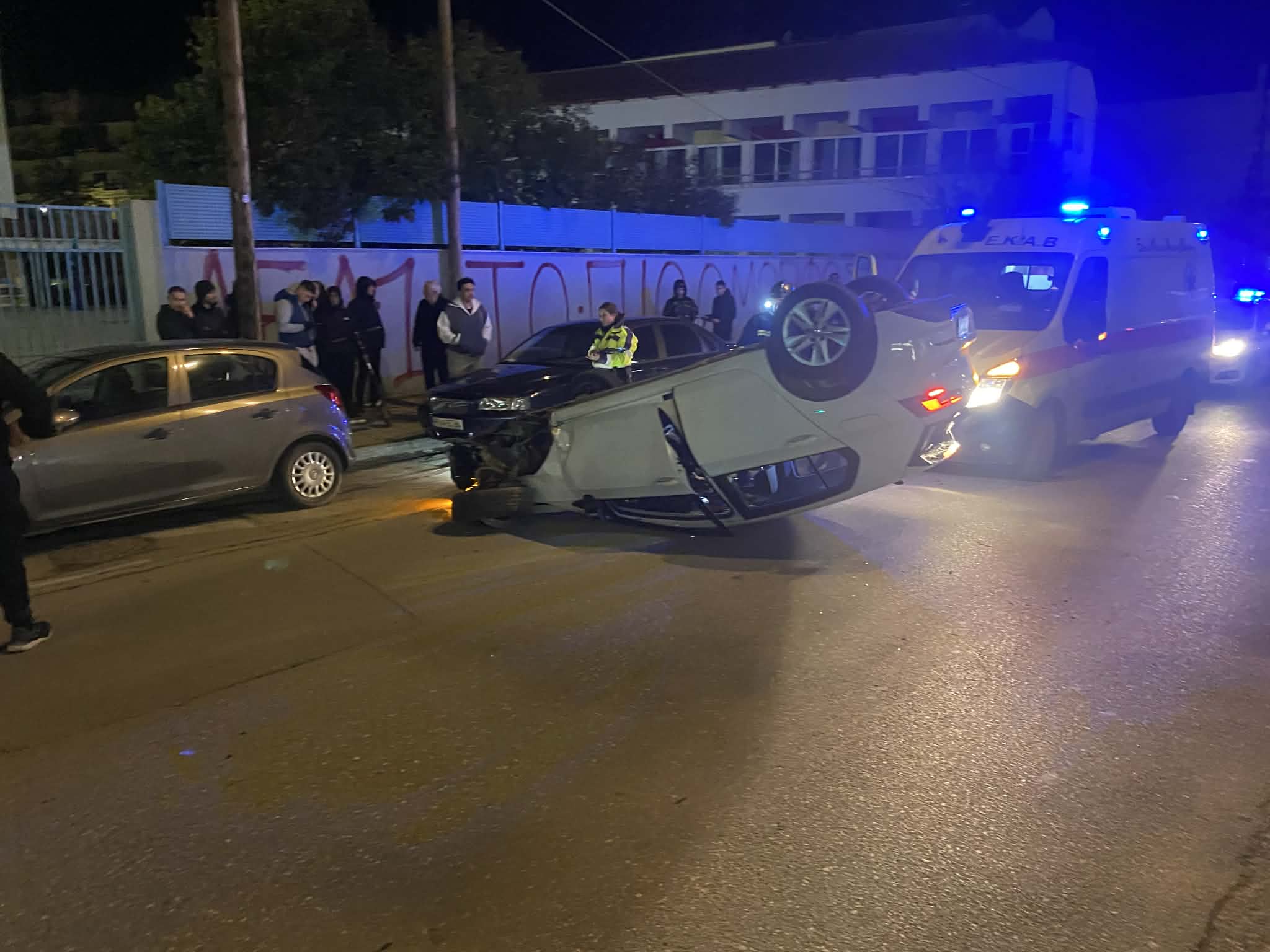 Θεαματικό τροχαίο στη Λάρισα - Αναποδογύρισε ΙΧ έπειτα από σύγκρουση με άλλο