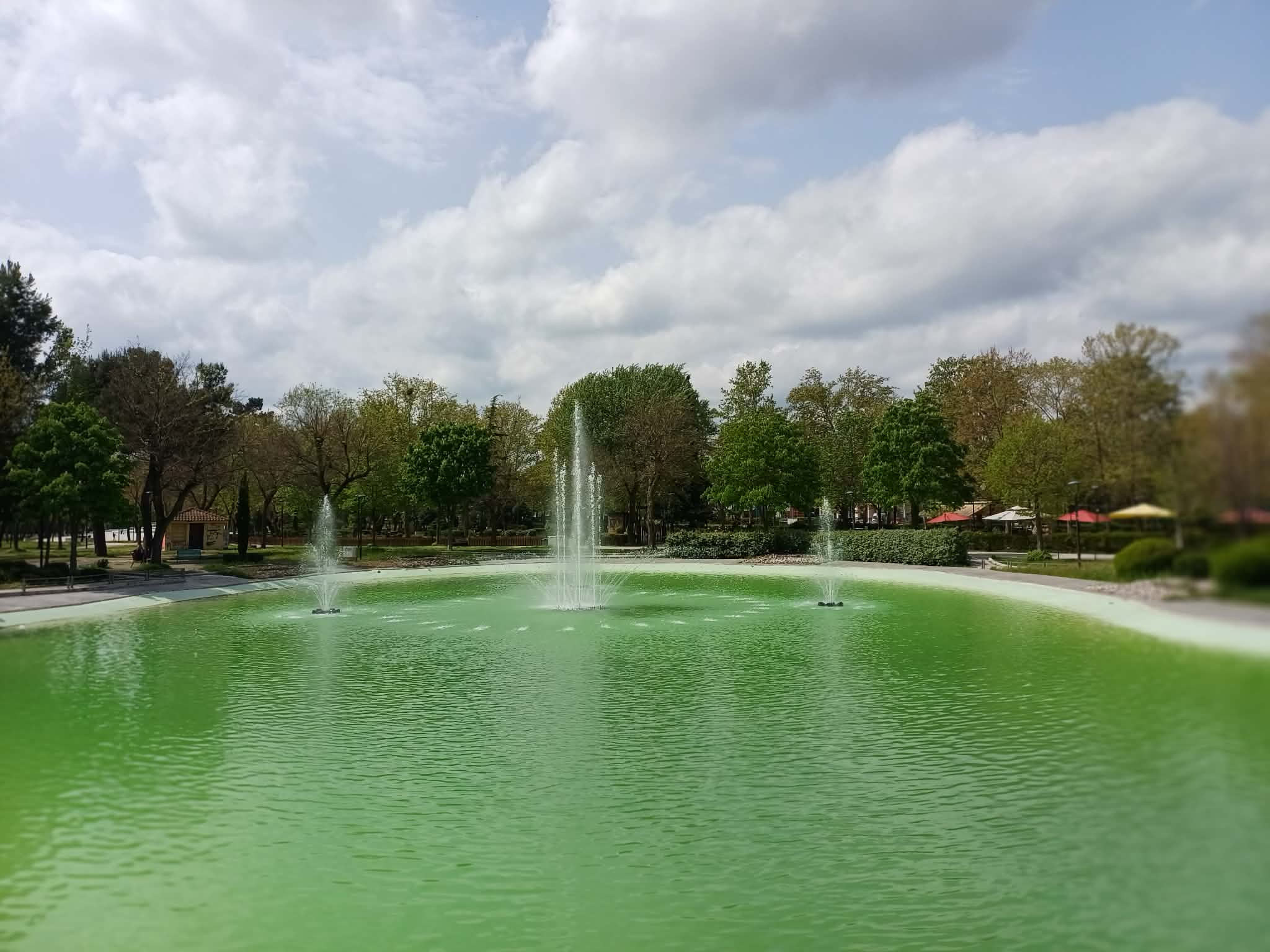 Υπέροχη η λίμνη στο πάρκο Αλκαζάρ μετά τις εργασίες καθαρισμού της