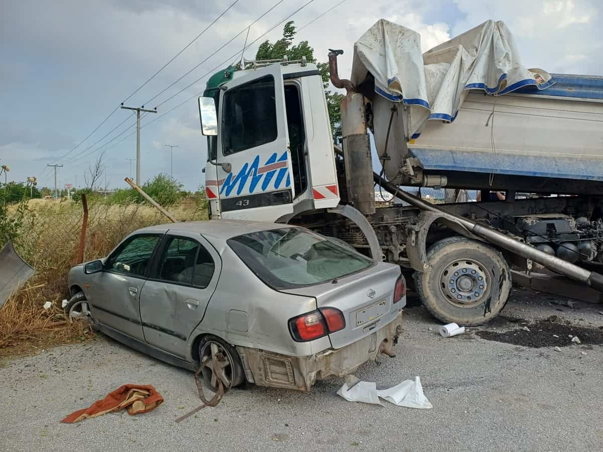 Φορτηγό ξήλωσε γέφυρα στην Βόλου και έπεσε σε μάντρα - Σοβαρά τραυματισμένος ο οδηγός